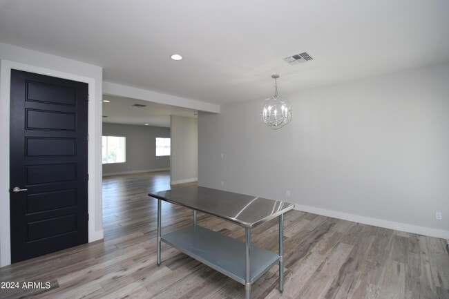 Building Photo - 2140 E Palm Ln