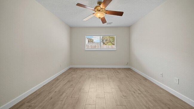 Foto del edificio - Lovely three-bedroom residence located on a cul-de-sac in Pearland ISD.