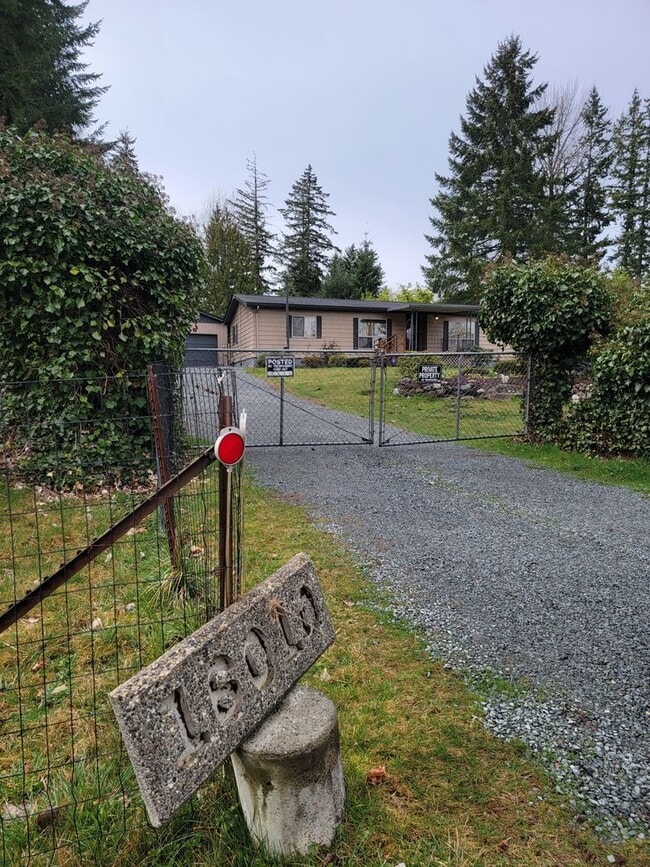 Foto del edificio - Private 3 bedroom home in Puyallup on fenced 0.76 acres!!