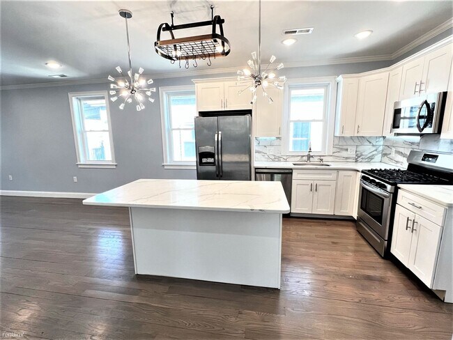 Building Photo - 4 br, 2 bath Duplex - 54 Crescent Ave