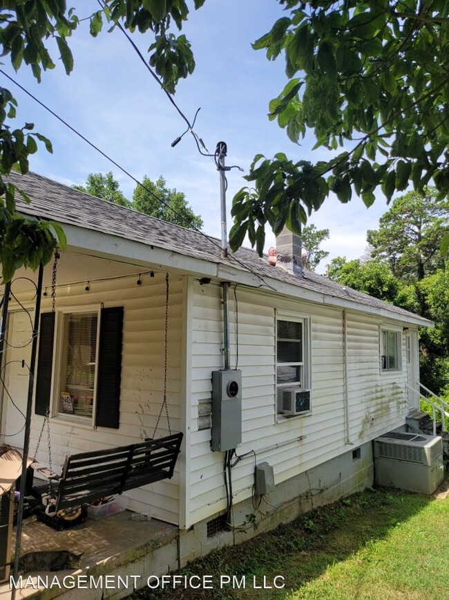 Building Photo - 2 br, 1 bath House - 1021 S Church St