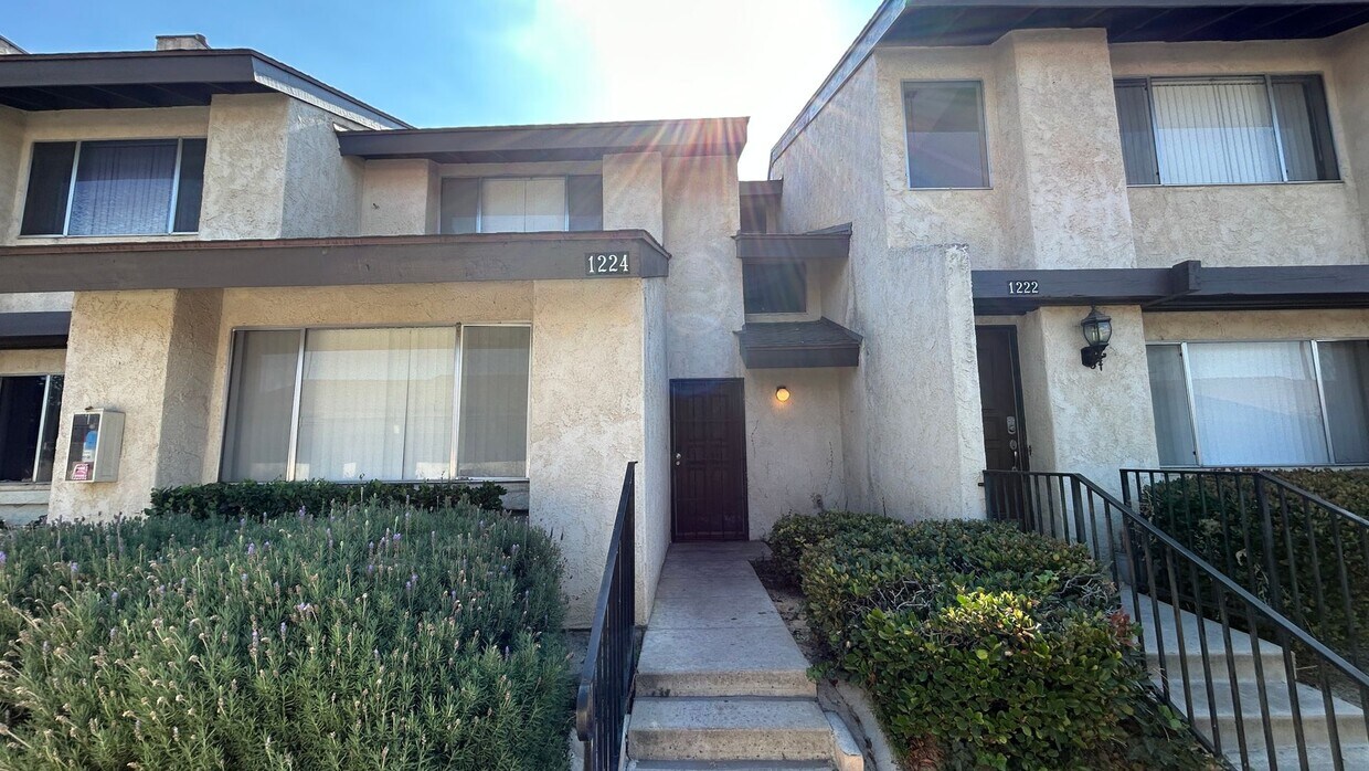Primary Photo - Spacious 3 Bedroom Condo for Rent in Colton