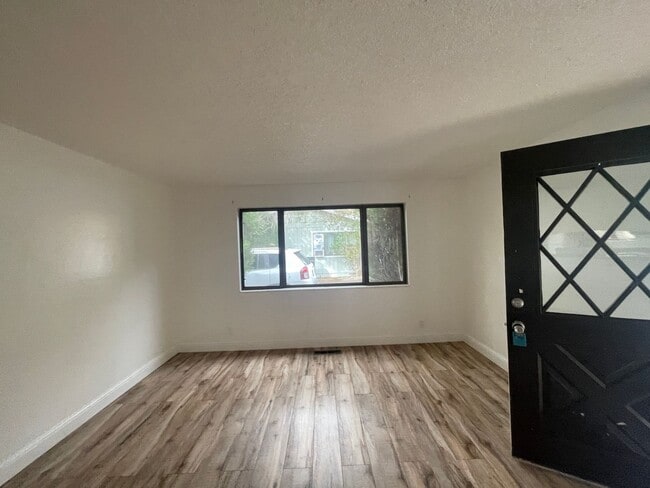 Building Photo - Charming 2 bedroom, 1 bath Duplex with a 1...