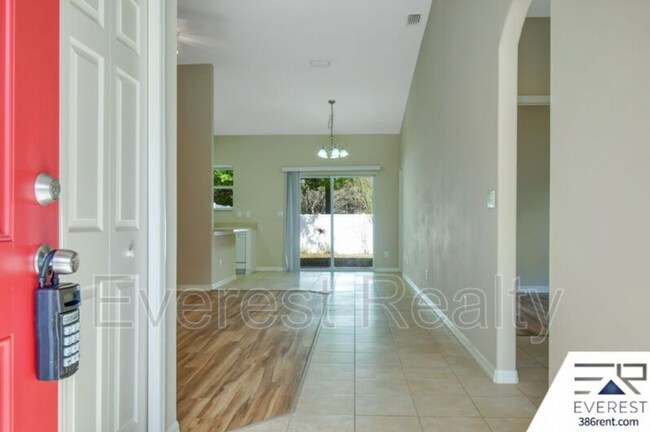 Foto del edificio - FULLY FENCED 3/2/2 TOWN HOME IN THE HEART OF PALM COAST
