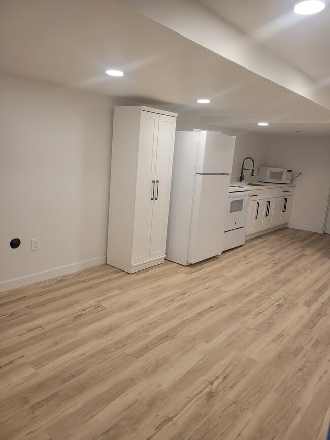 Building Photo - 313 Elm St
