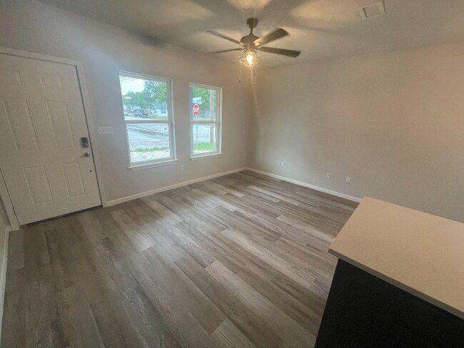 Foto del edificio - 407 E Houston St