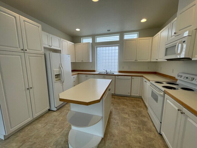 Building Photo - 5736 NE Hidden Creek Dr