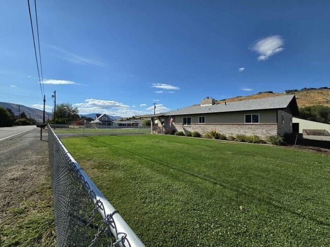Building Photo - Large 3 Bedroom, 2.5 Bath on Beautiful, HU...