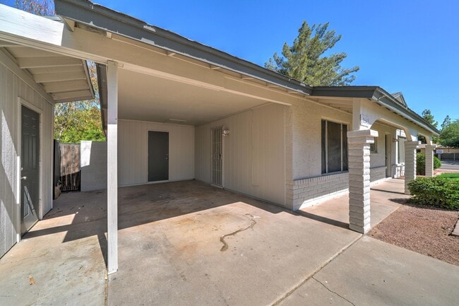 Building Photo - 5945 S Palm Dr