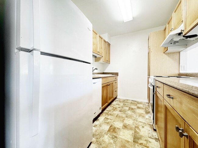 Building Photo - Available Now!!  2 BD/2.5 BA Pet Friendly Kaneohe Townhouse!
