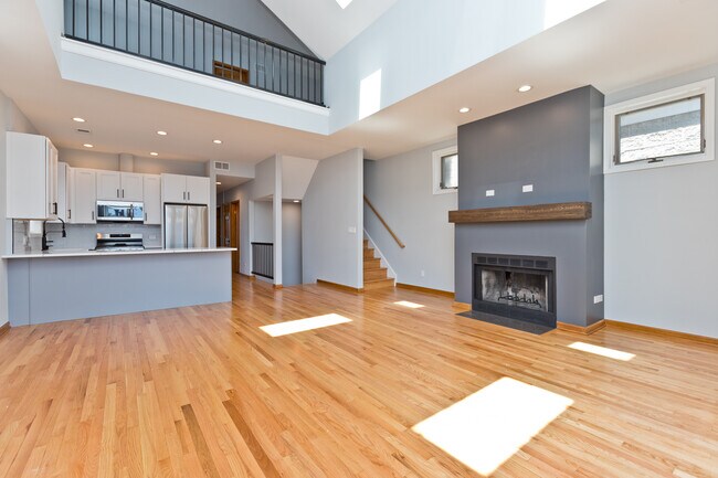 Building Photo - 2340 N Greenview Ave