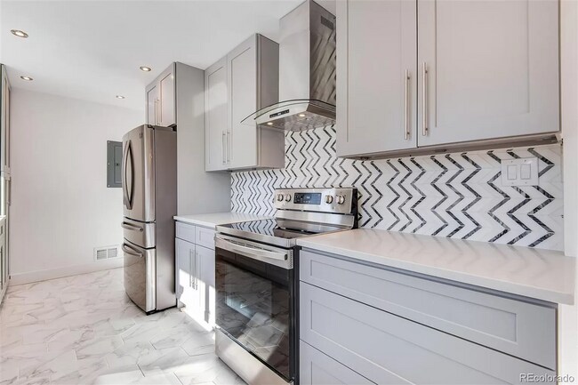 Foto del edificio - Gorgeous 5 Bedroom 2 1/2 Bathroom Littleto...