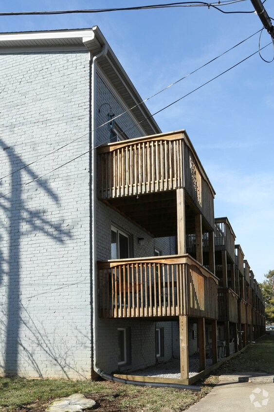 Building Photo - Clay Villa