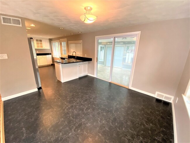 Building Photo - 14 Doncaster Cir