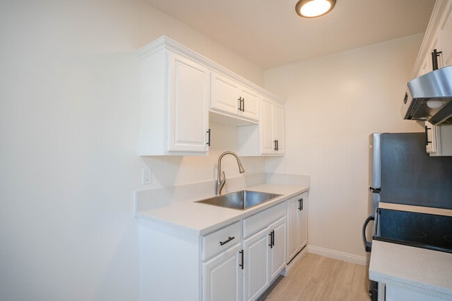 Building Photo - 825 W 167th St