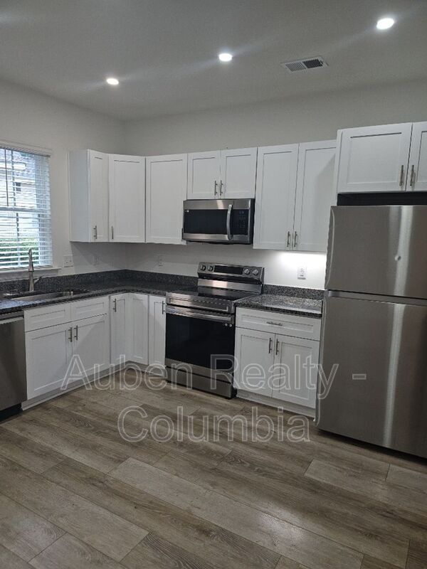 Building Photo - 517 Deerwood St