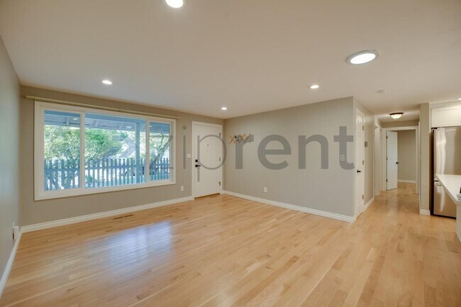 Building Photo - Unit