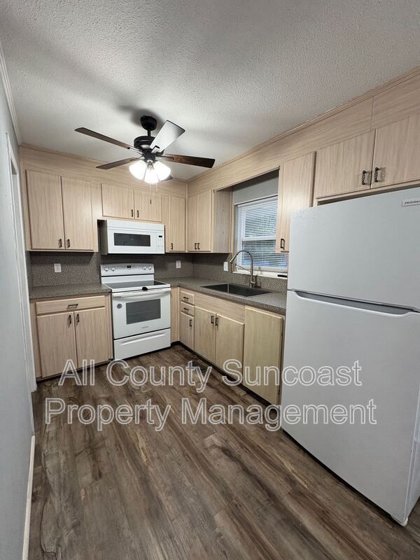 Building Photo - 208 NE Rowena St