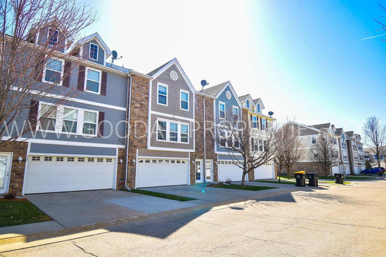 Foto principal - Updated 2 Bed, 2 Bath Townhome in Waukee!