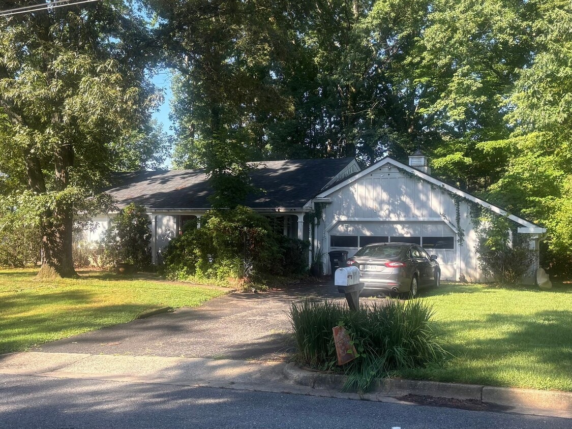 Building Photo - 5200 Wedgewood Rd