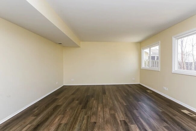 Building Photo - 212 Whitewater Dr