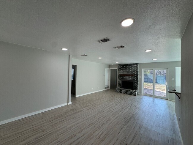 Foto del edificio - Spacious 3 Bdrm 2 Bath with Extra Living Space