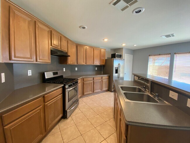 Foto del edificio - COZY 3 BEDROOM / 2.5 BATH HOME