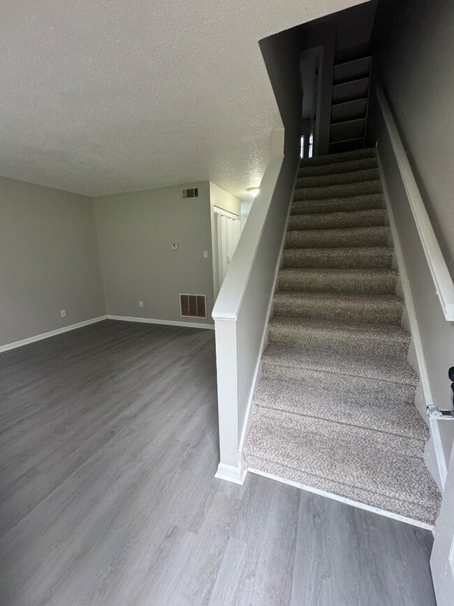 Building Photo - 802 British Wood Dr SW
