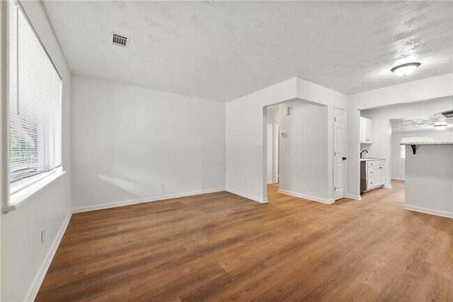 Building Photo - 5340 Lee Cir