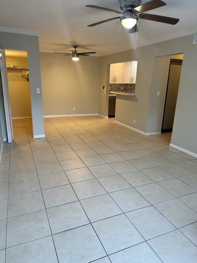 Building Photo - 160 Cypress Club Dr