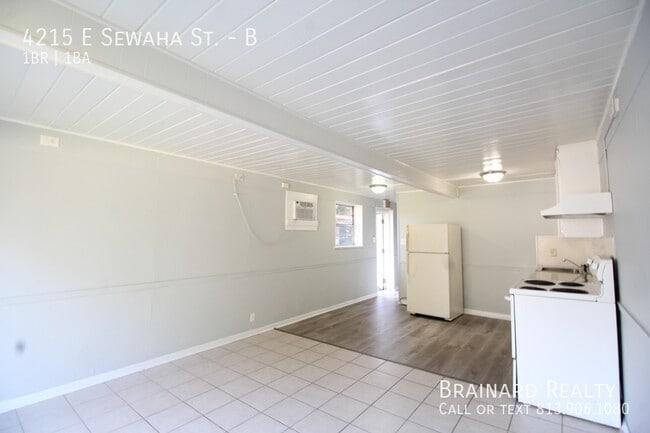 Building Photo - 4215 E Sewaha St