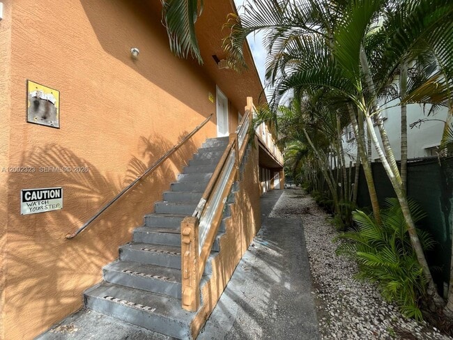 Building Photo - 608 SW 16th Ave