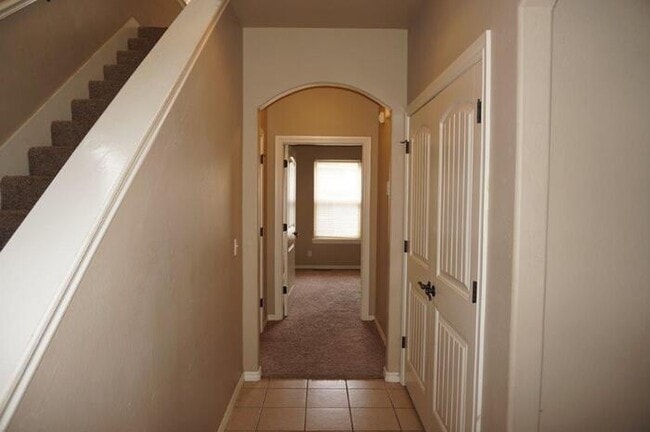 Building Photo - 4 Bed 2 Bath 2 Car Garage Executive Duplex...
