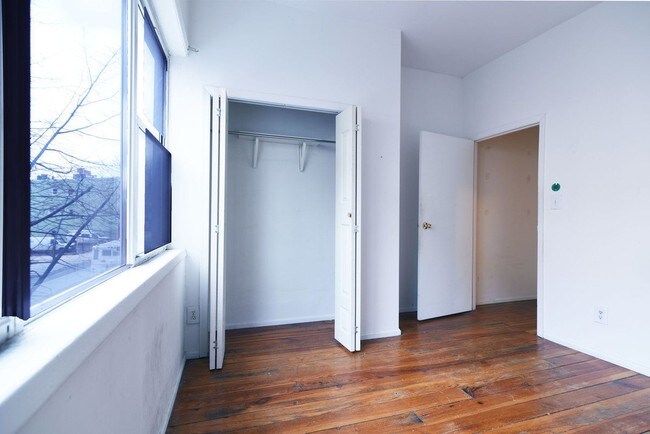 Building Photo - 517 Graham Ave
