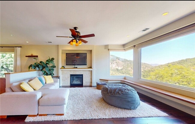 Living room - 5595 Tanbark Ct