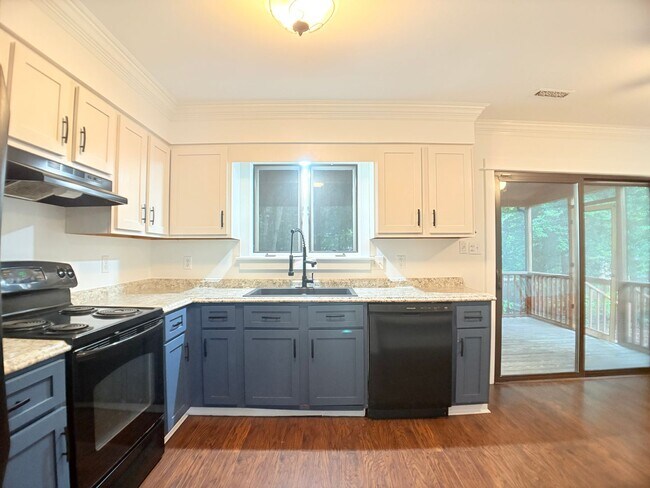 Foto del edificio - Charming, large wooded lot.