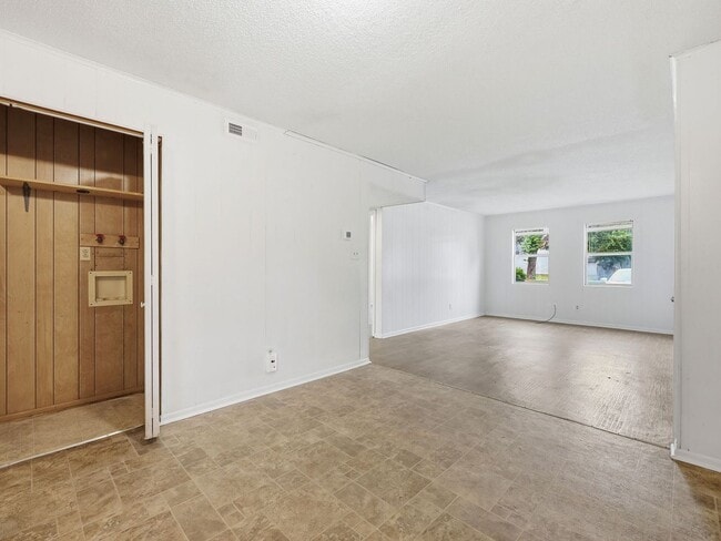 Building Photo - Welcome to Ravenwood Drive!