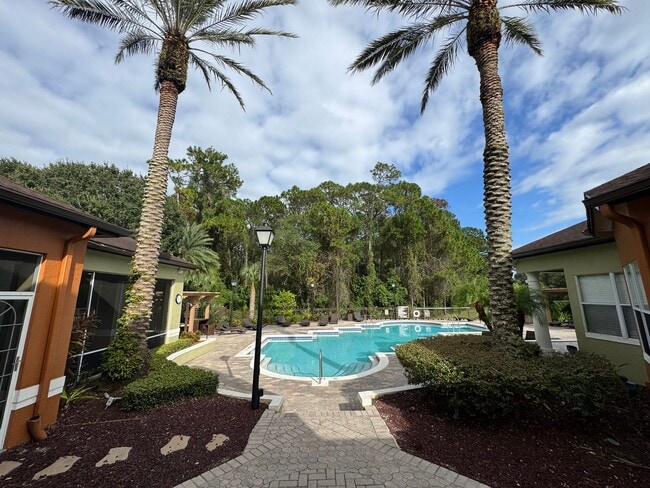 Building Photo - 700 Crest Pines Dr