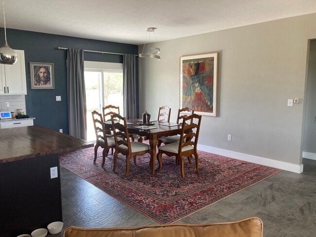 Foto del edificio - 1 bedroom, shared bathroom, kitchen, livin...