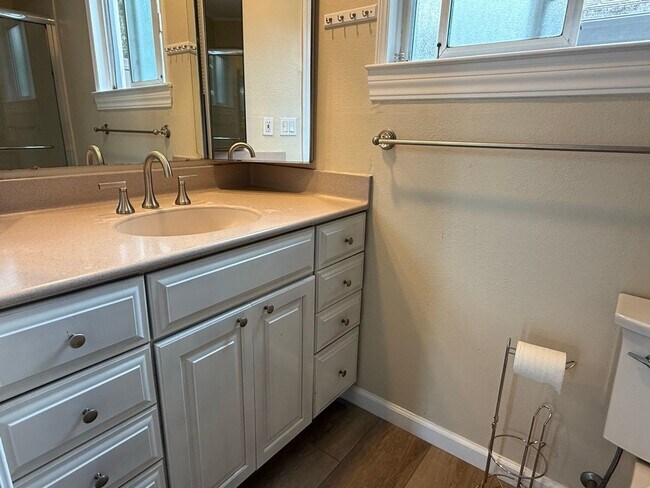 Building Photo - Leland Duplex