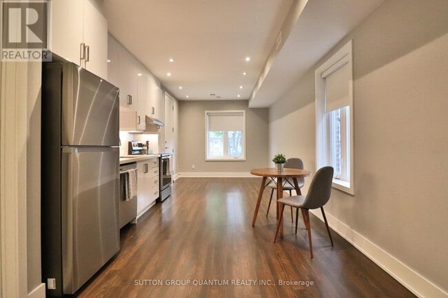 Photo du bâtiment - 35 Cloverdale Rd