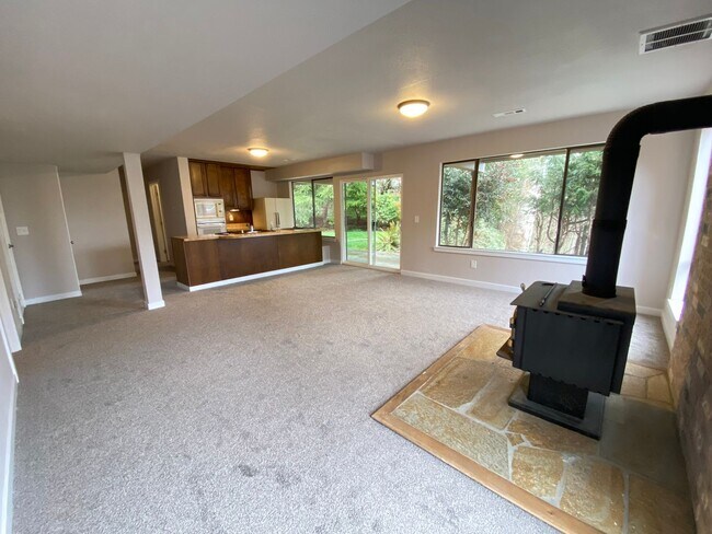 Building Photo - Bright and Welcoming 1 Bed 1 Bath Apartmen...