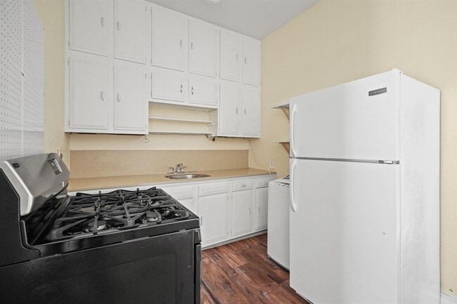 Building Photo - 212 W 43rd St