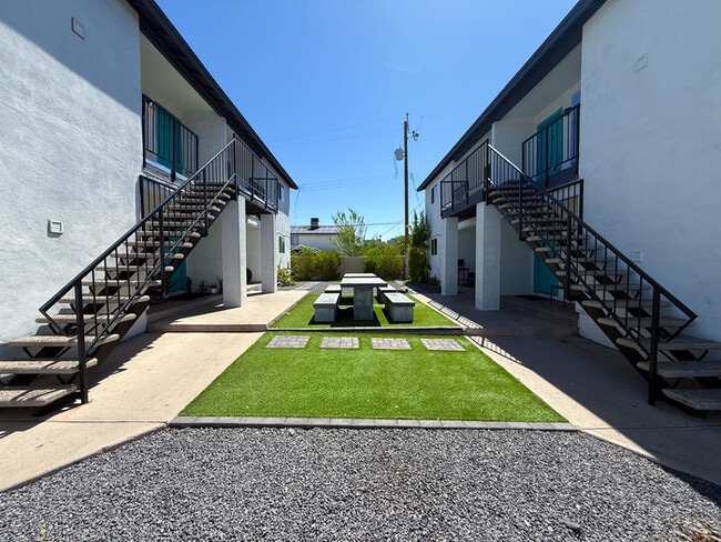 Building Photo - 719 N 12th Ave