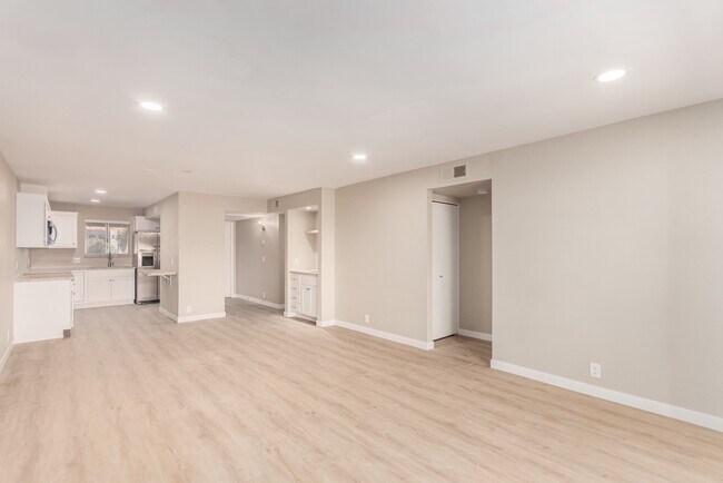 Building Photo - 4150 E Cactus Rd