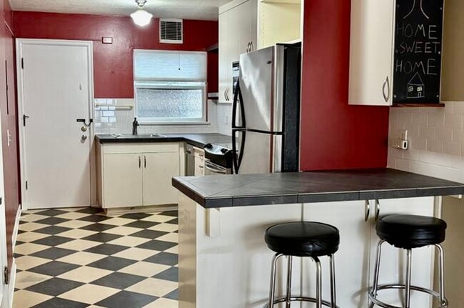 Foto del edificio - "Lovely Updated Condo in the Sullivan's Gu...