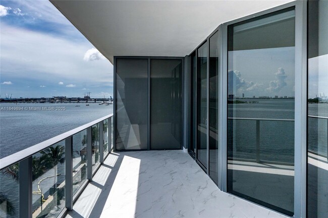 Foto del edificio - 700 NE 24th St