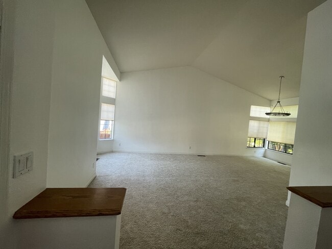 Building Photo - 7216 Roxanne Ln