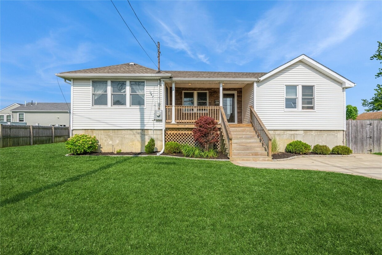 Primary Photo - 2594 Riverside Ave