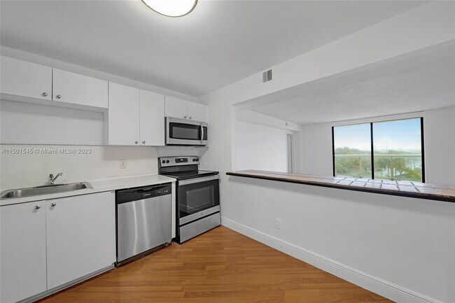 Foto del edificio - 13499 Biscayne Blvd